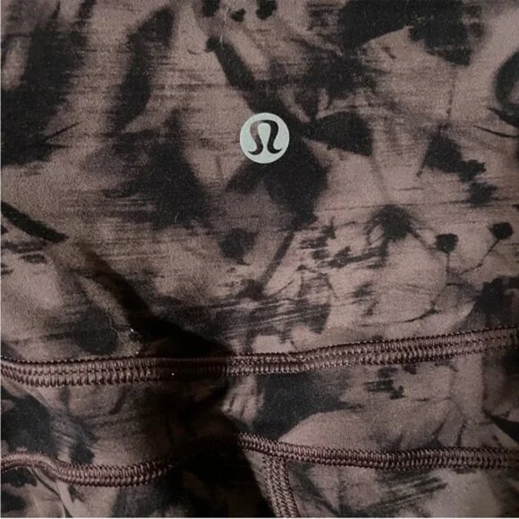 Lululemon In Movement Tight 25" Everlux Dusk Floral Antique Bark Black Size 6 - Picture 6 of 6